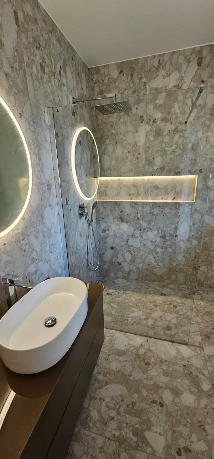 Terrazzo zuhanyzós fürdőszoba felújítás utáni takarítás után