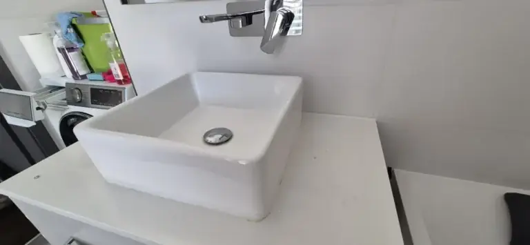 Fürdőszobai mosdópult takarítás előtt