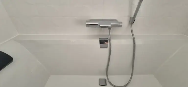 Csillogó kádcsaptelep vízkőoldás után
