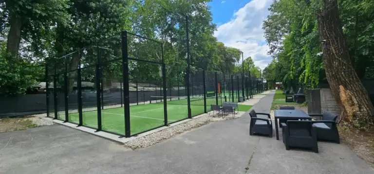 Padelpályák üvegfalainak takarítása a Padel Garden klubban