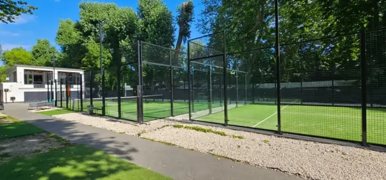 Padelpálya üvegfalainak tisztítása a Padel Garden klubban