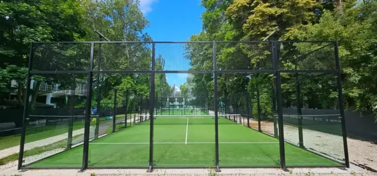 Padelpálya üvegtisztítás és műfű takarítás a Padel Garden klubban