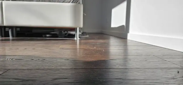 Poros parketta takarítás előtt