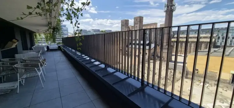 Tetőterasz takarítás városi panorámával, Budapest