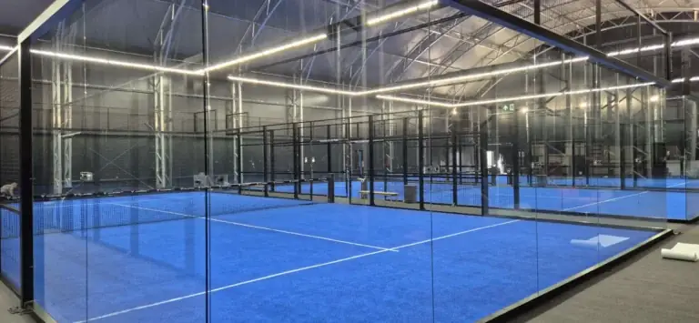 Tiszta üvegfalú fedett padelpálya a BVSC Cupra Arénában