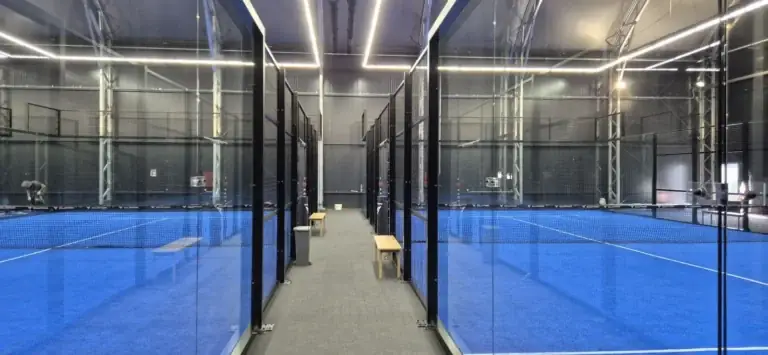 Tiszta szőnyeges folyosó két üvegfalú padelpálya között a BVSC Cupra Arénában