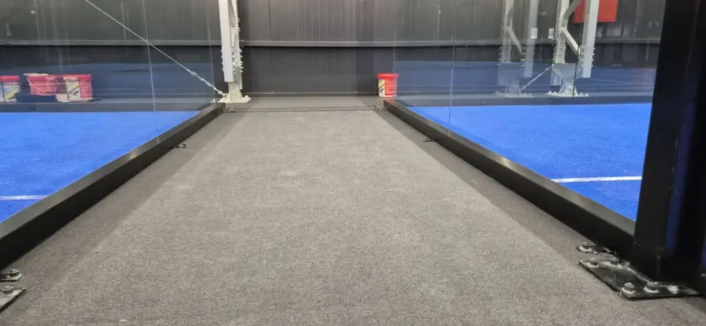 Tiszta szőnyeg két padelpálya üvegfala között takarítás után, BVSC Cupra Aréna