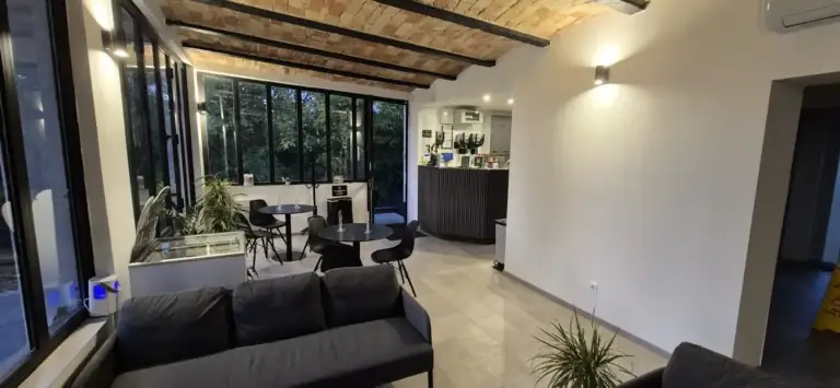 Kitakarított lounge és kávézó rész a Padel Garden klubházban