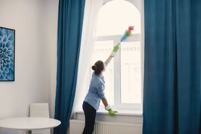 Portörlés az ablakkereten lakástakarítás közben